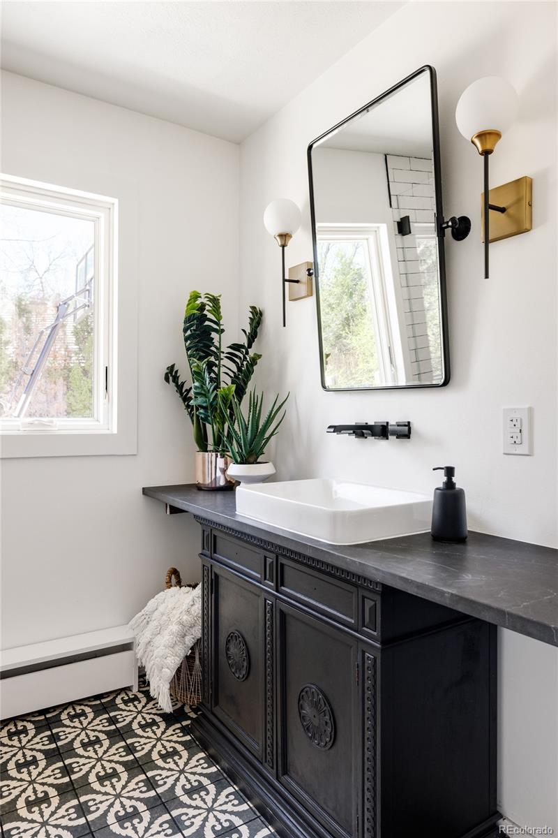 965 E Logan Circle