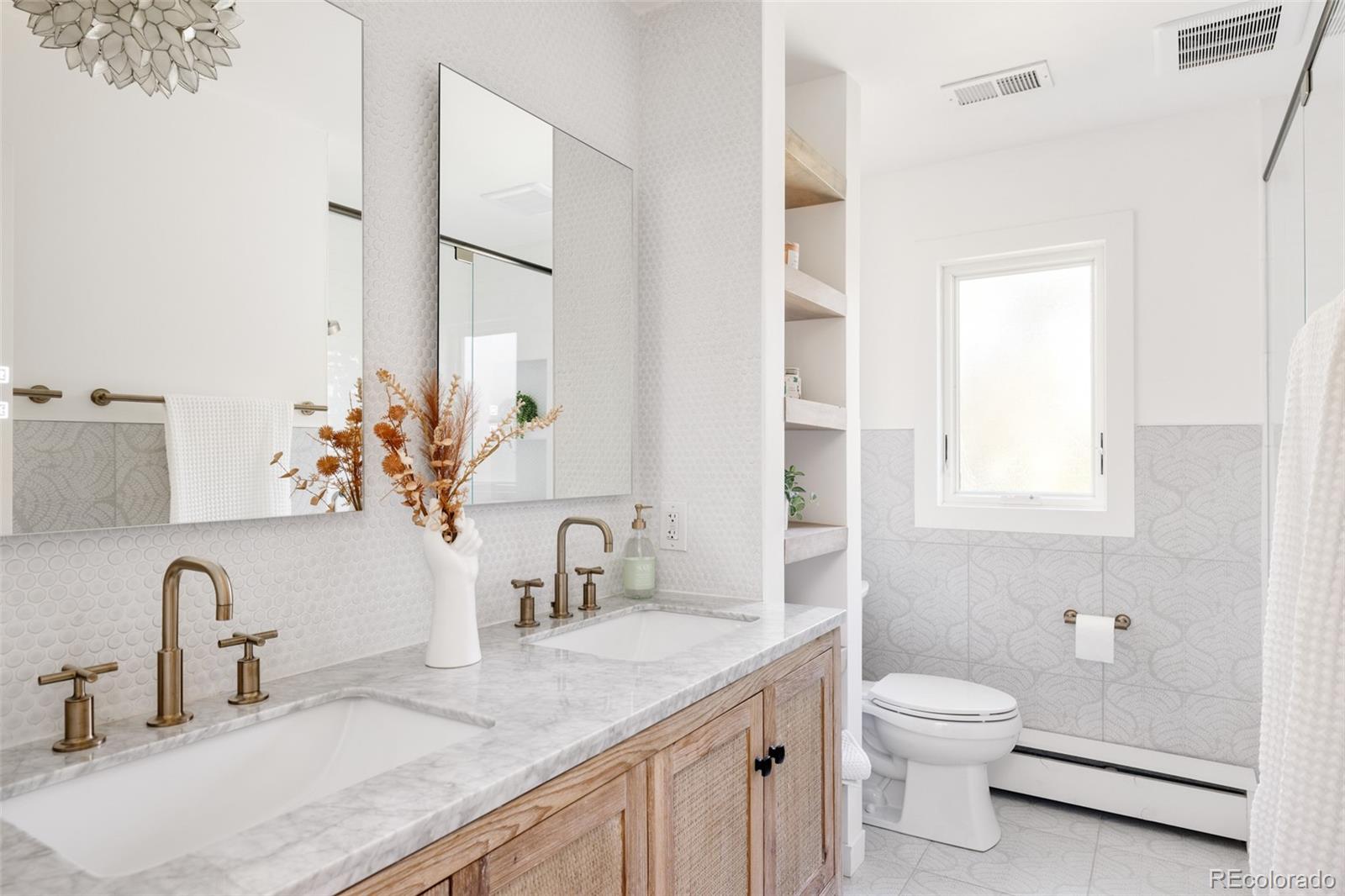 965 E Logan Circle