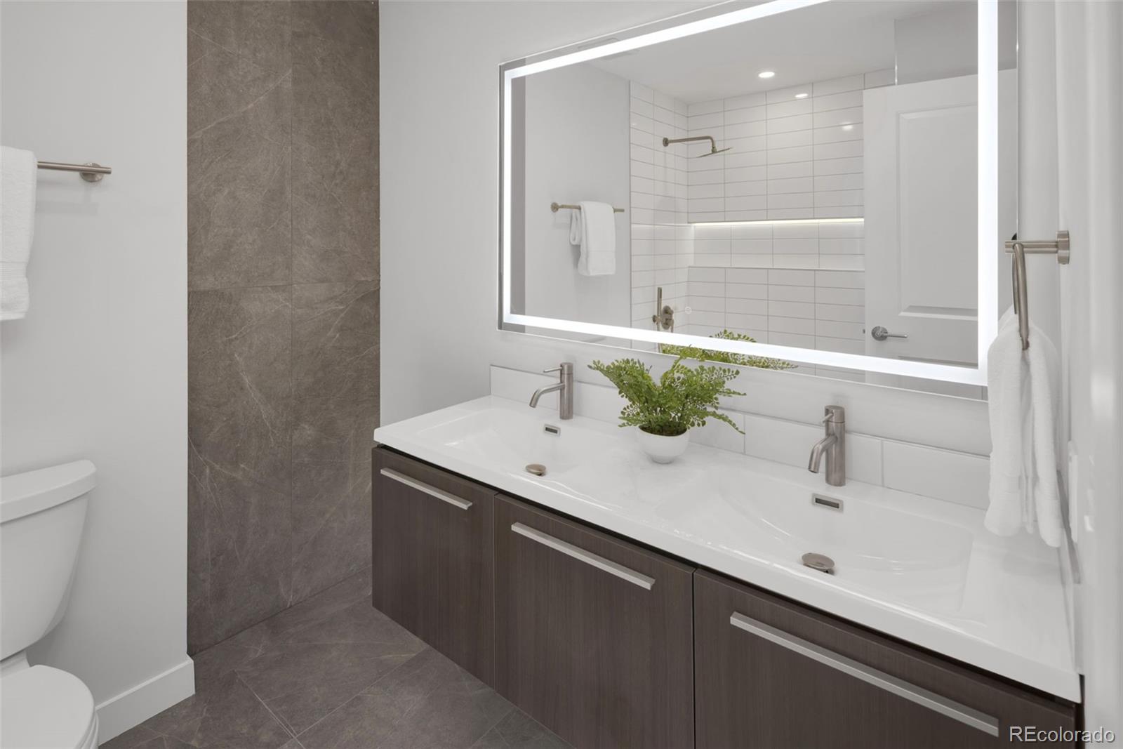 2444 W Costilla Avenue