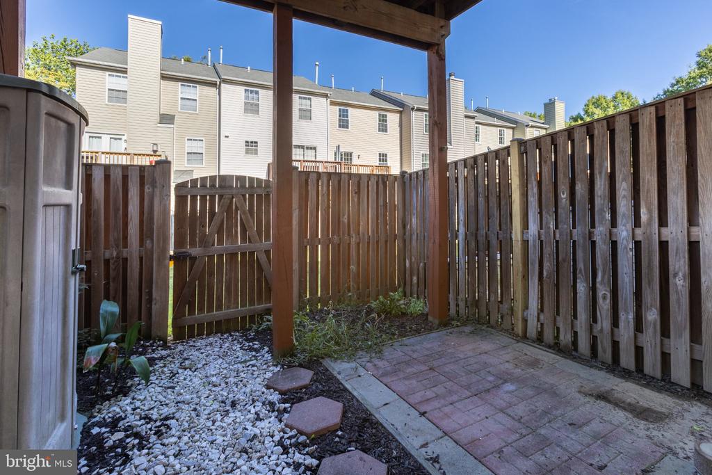1136 WICKFORD COURT