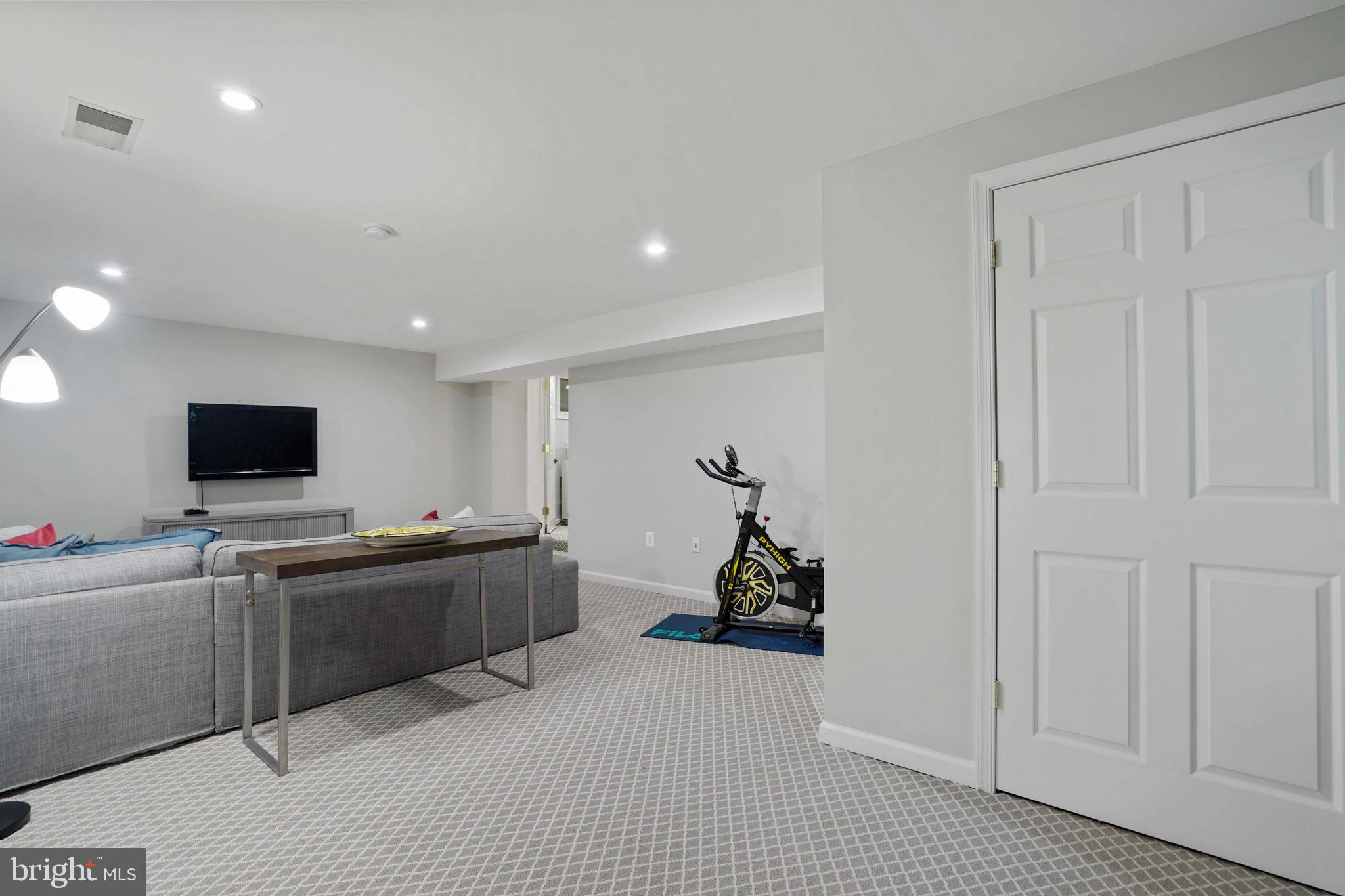 1612 Crestwood Dr