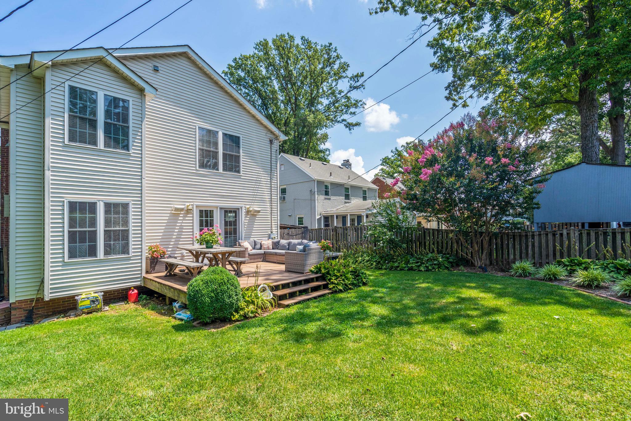 1612 Crestwood Dr