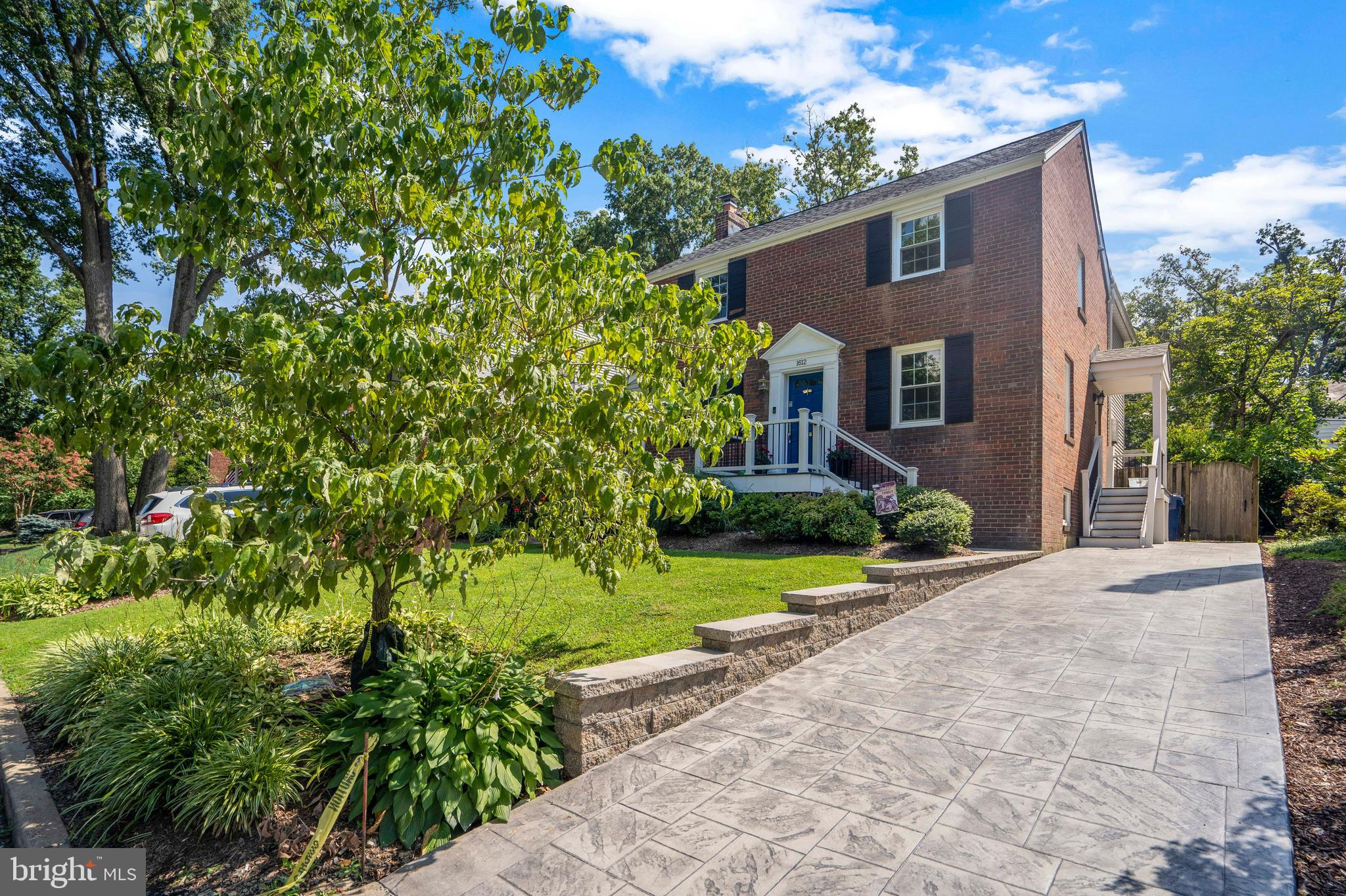 1612 Crestwood Dr