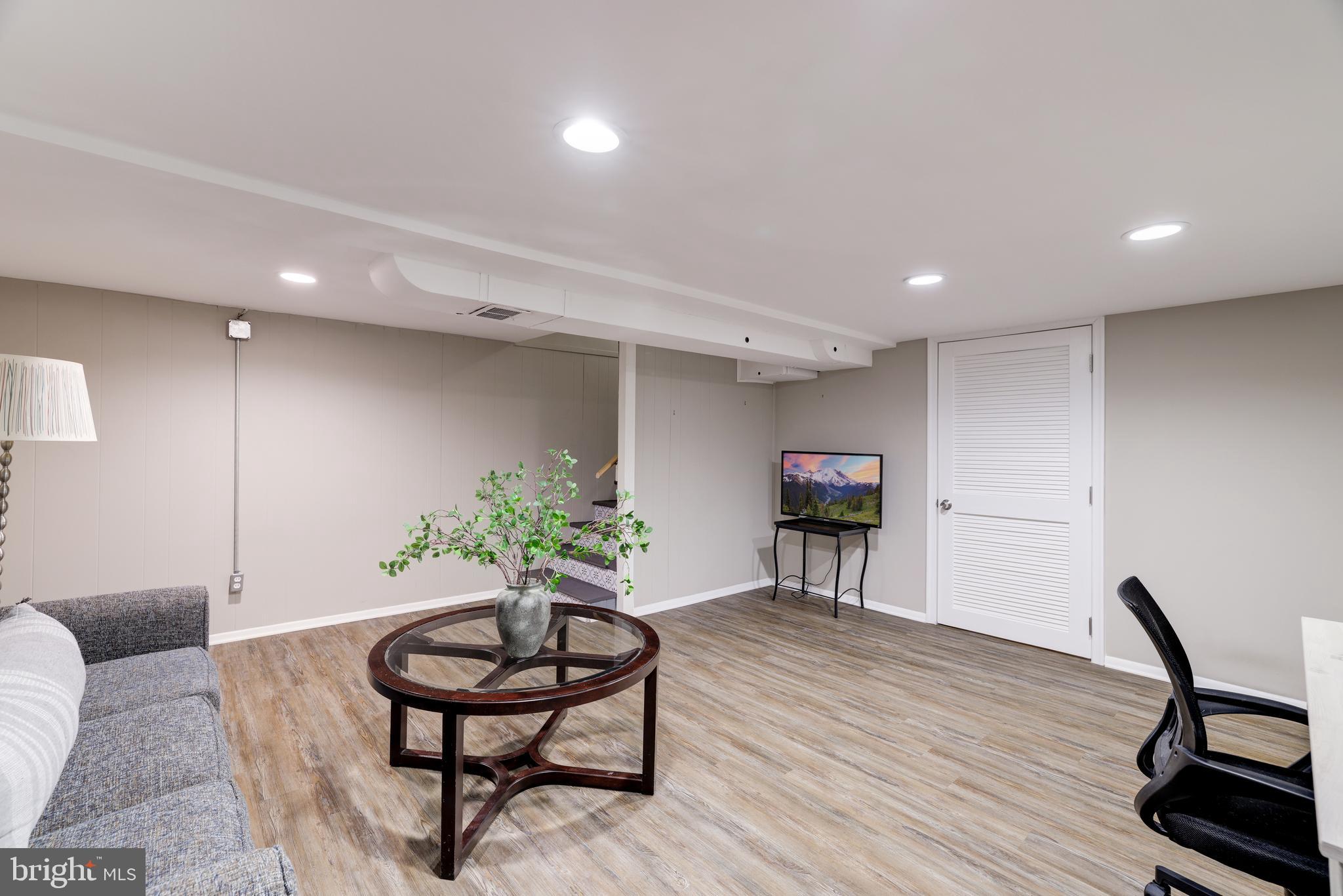 109 E Raymond Ave