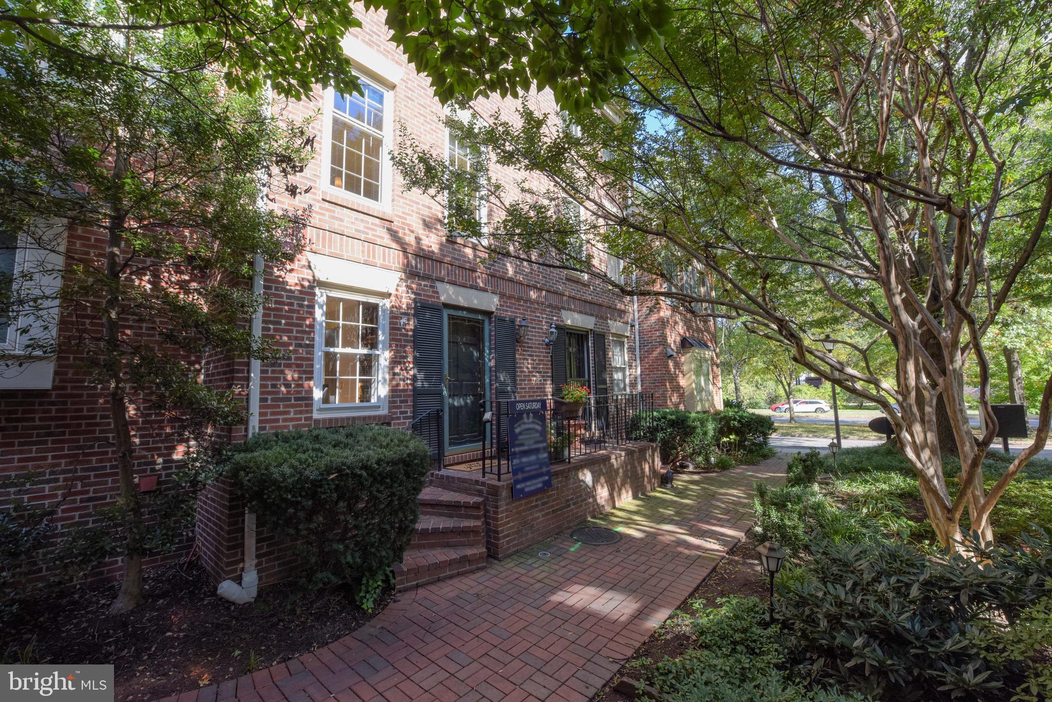 1214 W Abingdon Dr