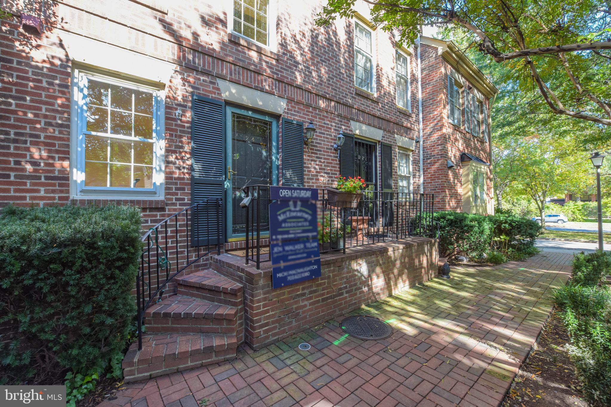 1214 W Abingdon Dr