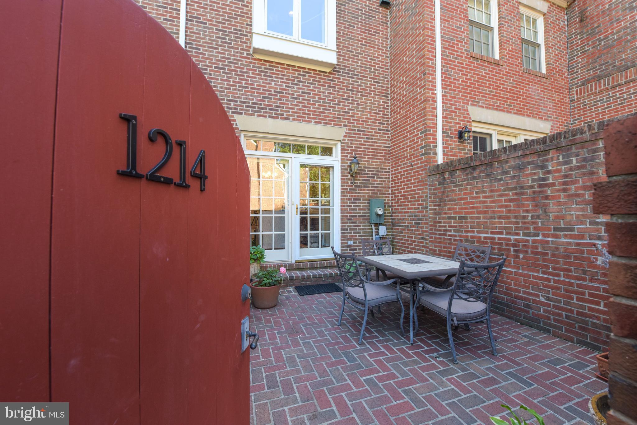 1214 W Abingdon Dr