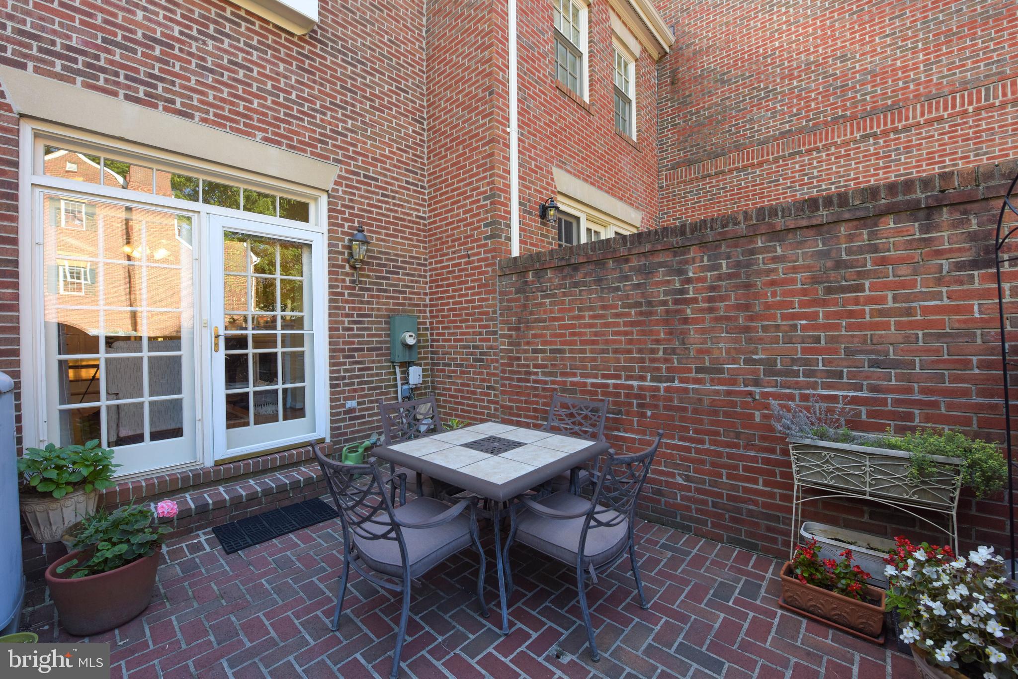 1214 W Abingdon Dr