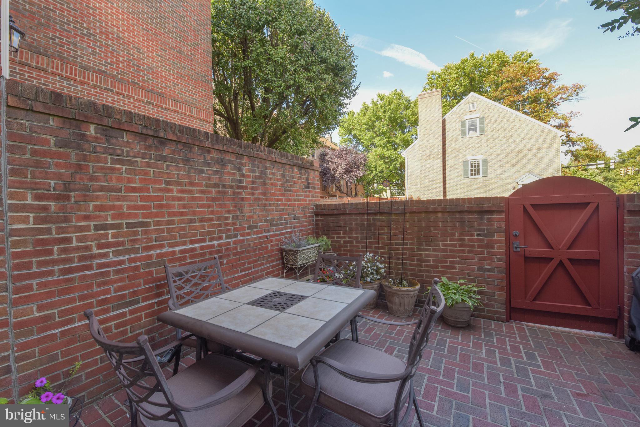 1214 W Abingdon Dr