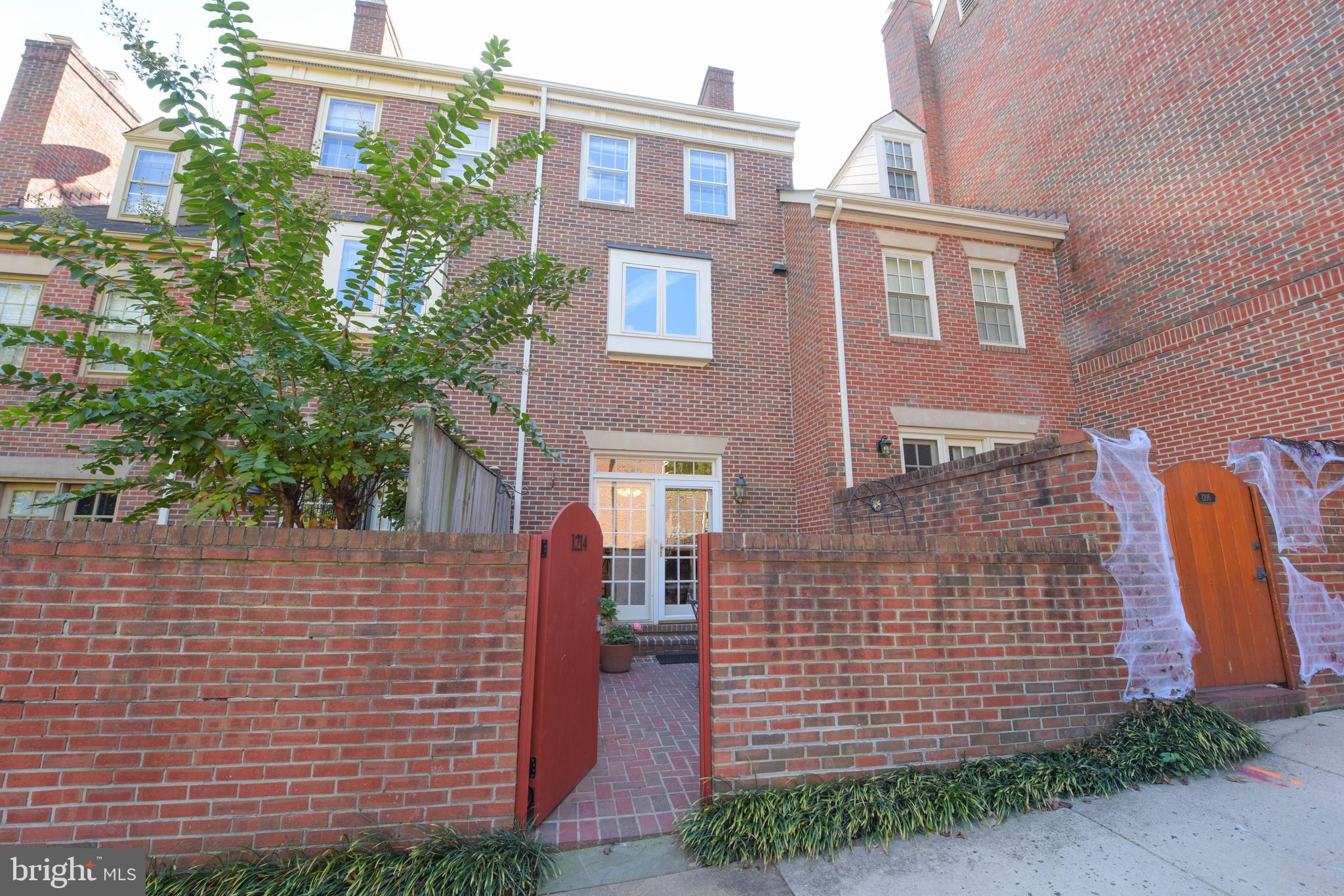 1214 W Abingdon Dr