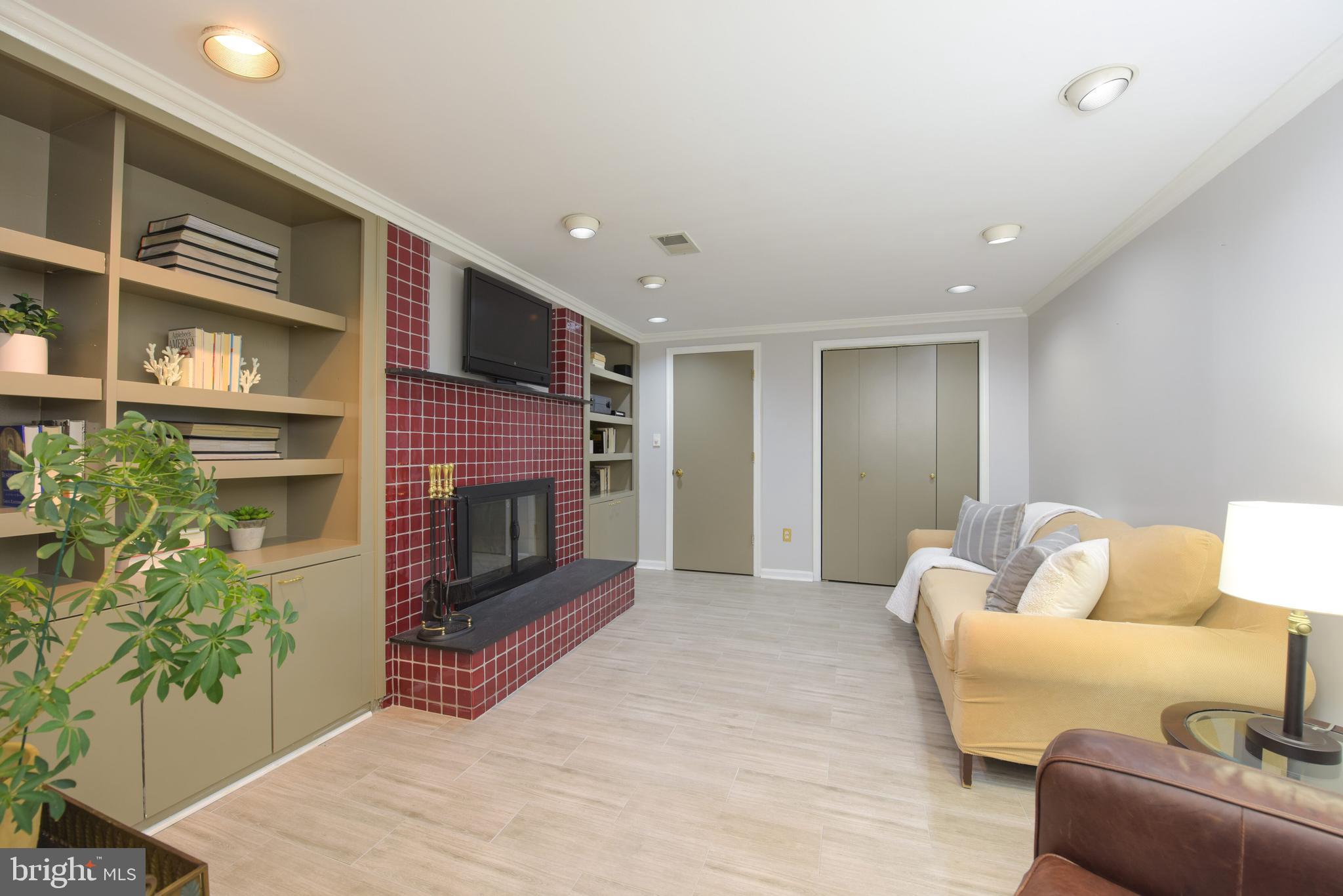 1214 W Abingdon Dr