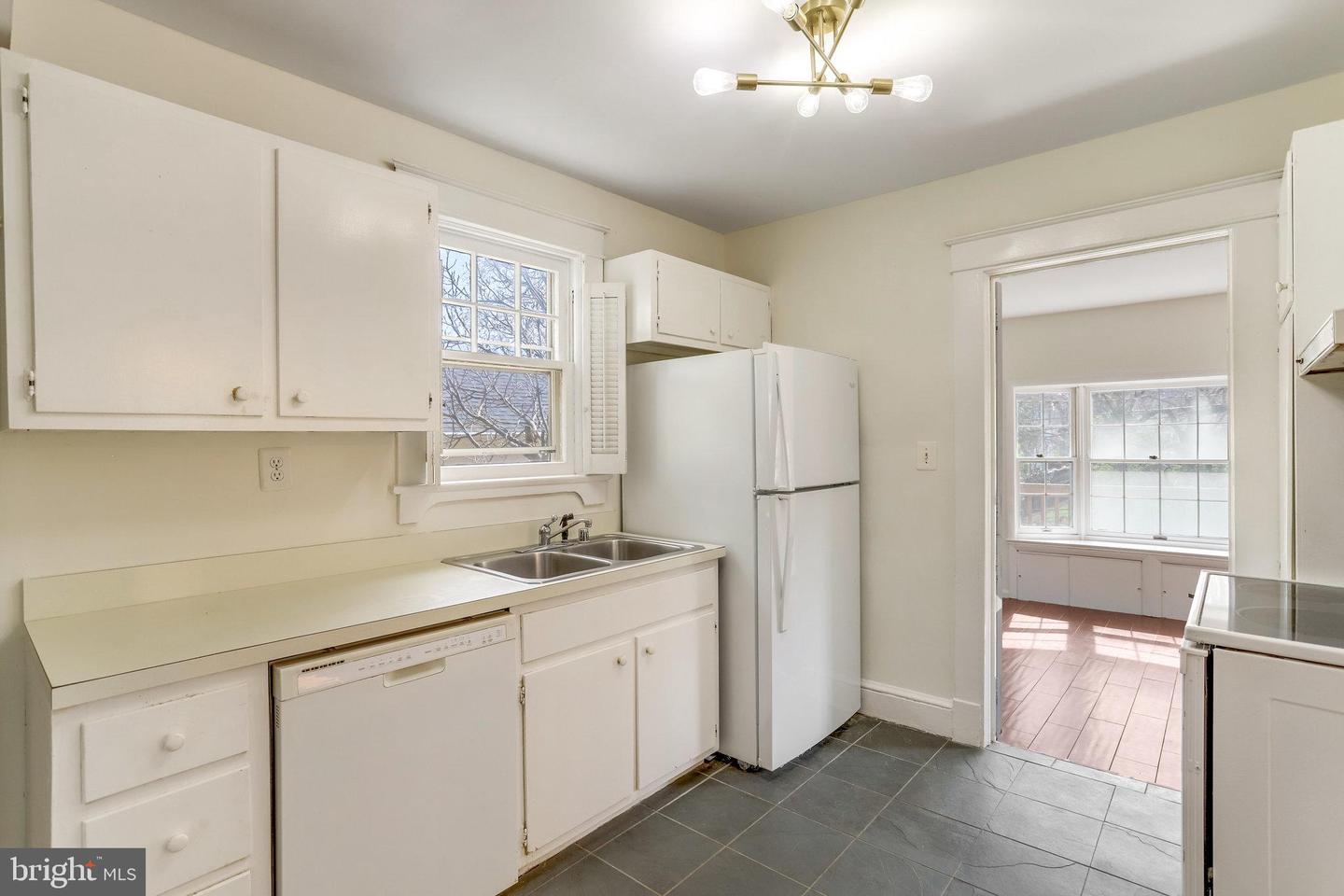 106 W Maple St