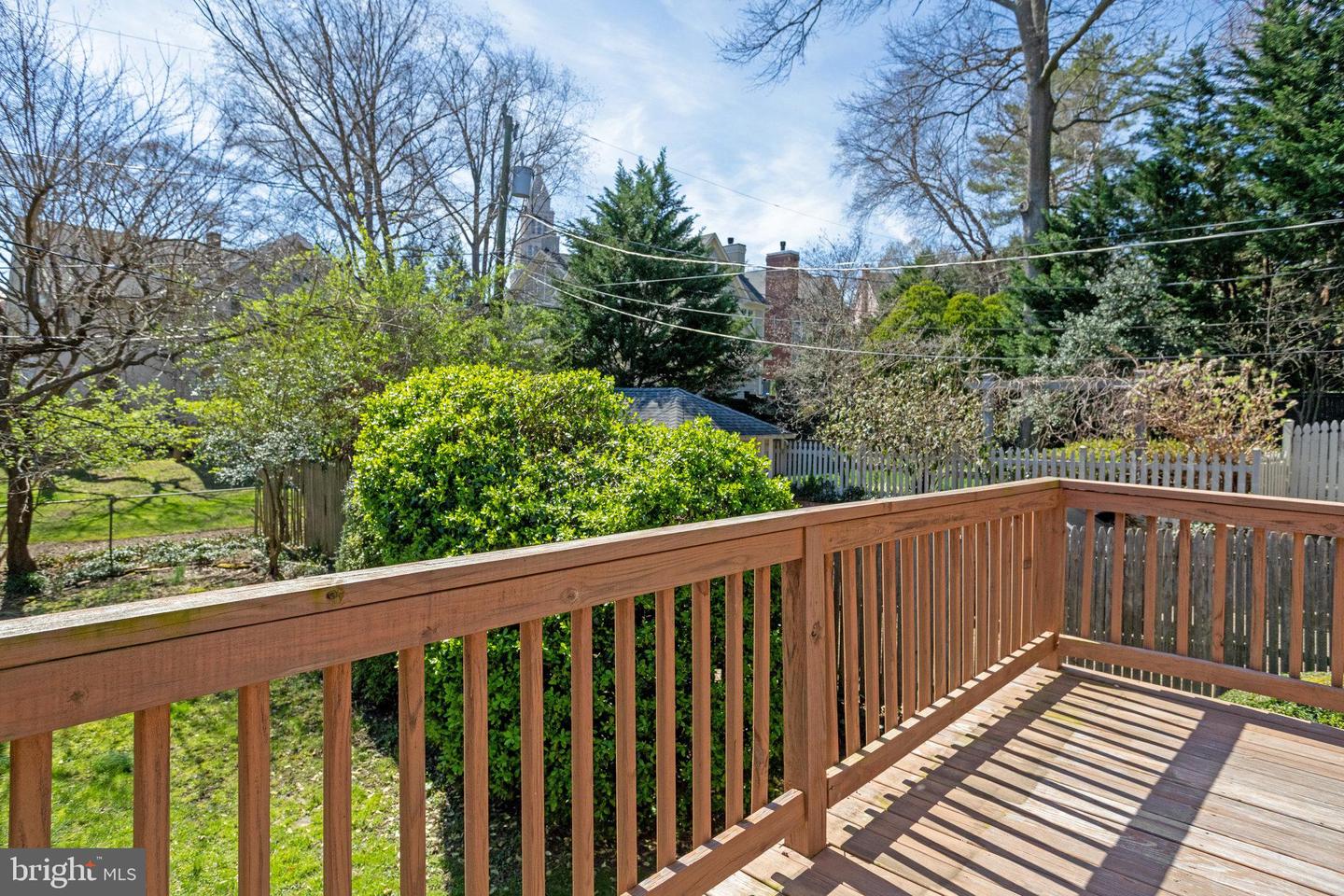 106 W Maple St