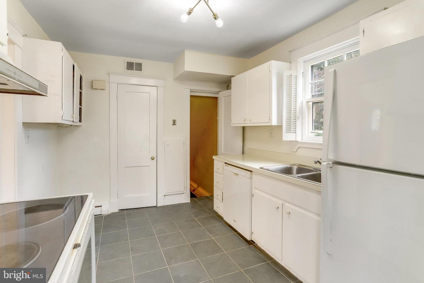 106 W Maple St