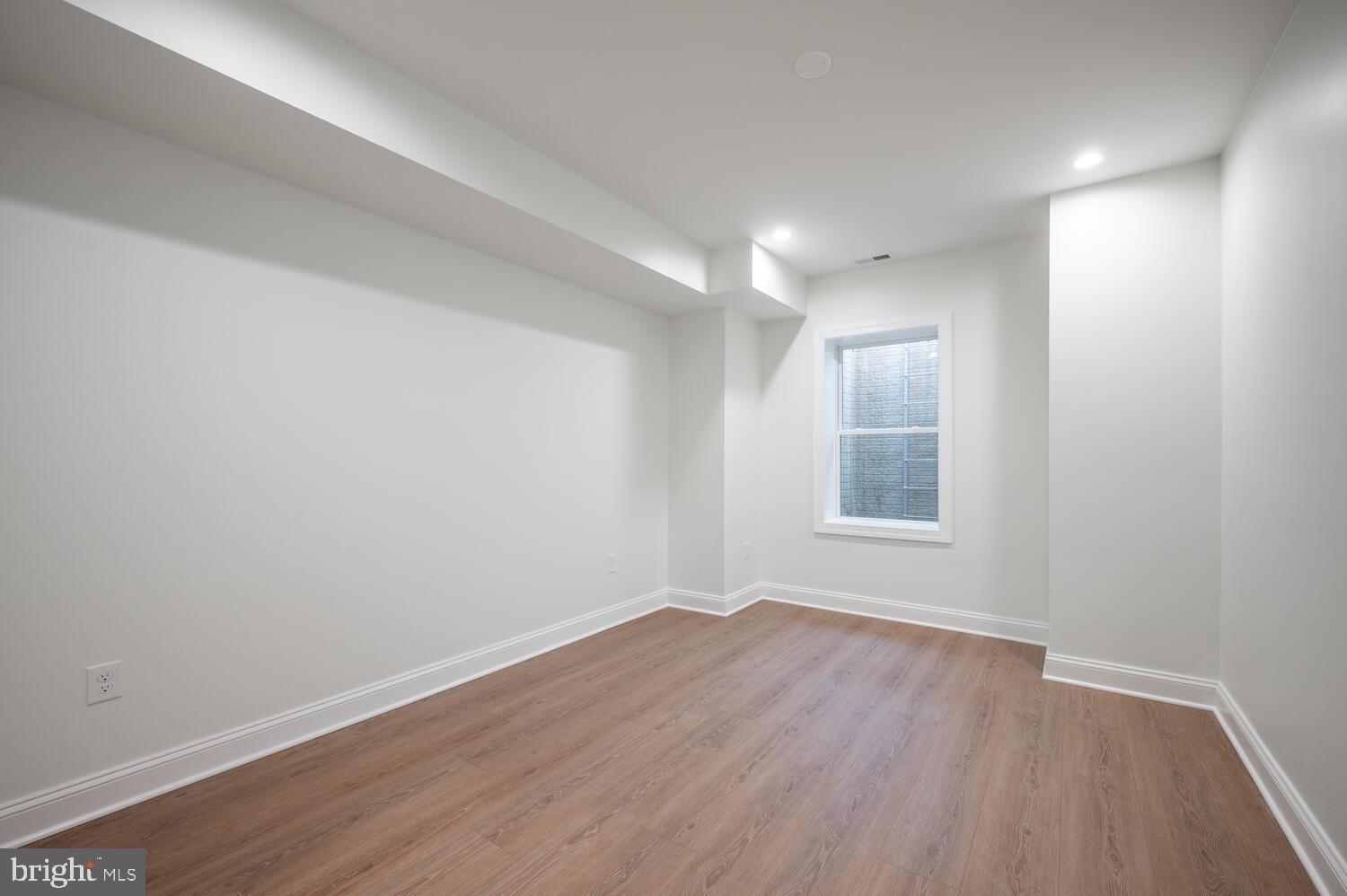 109 W Ave