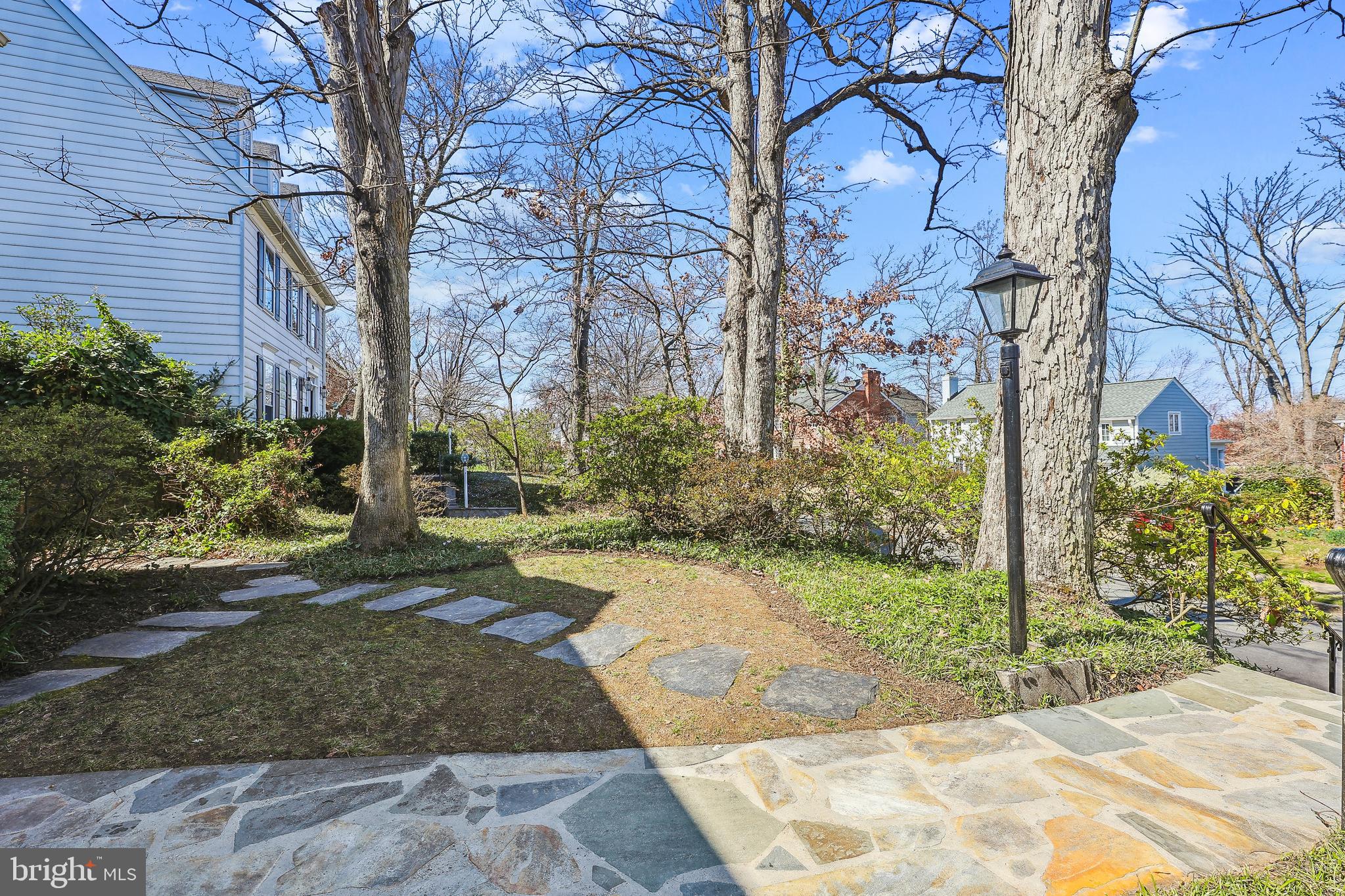 712 N Overlook Dr