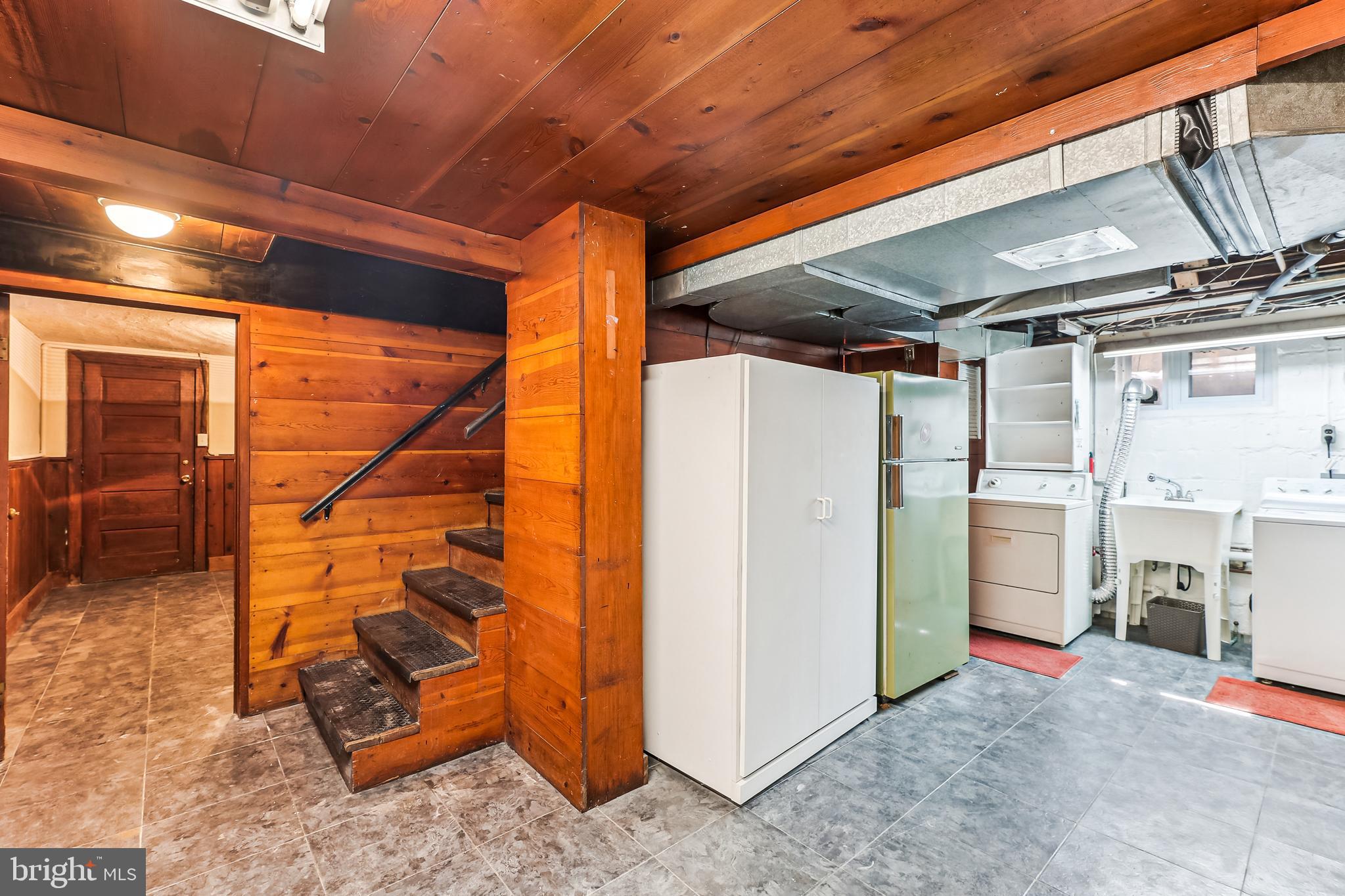 712 N Overlook Dr