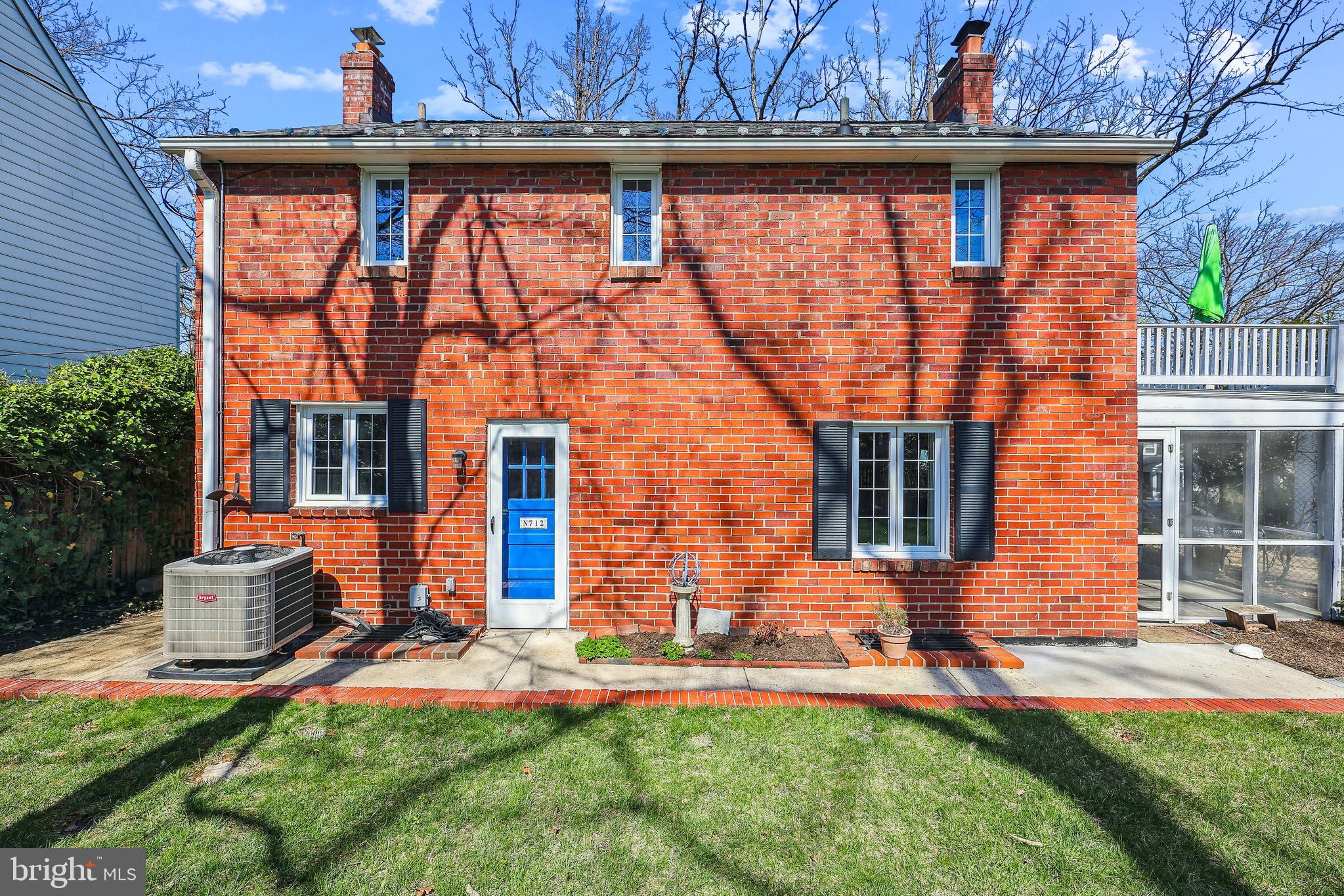 712 N Overlook Dr