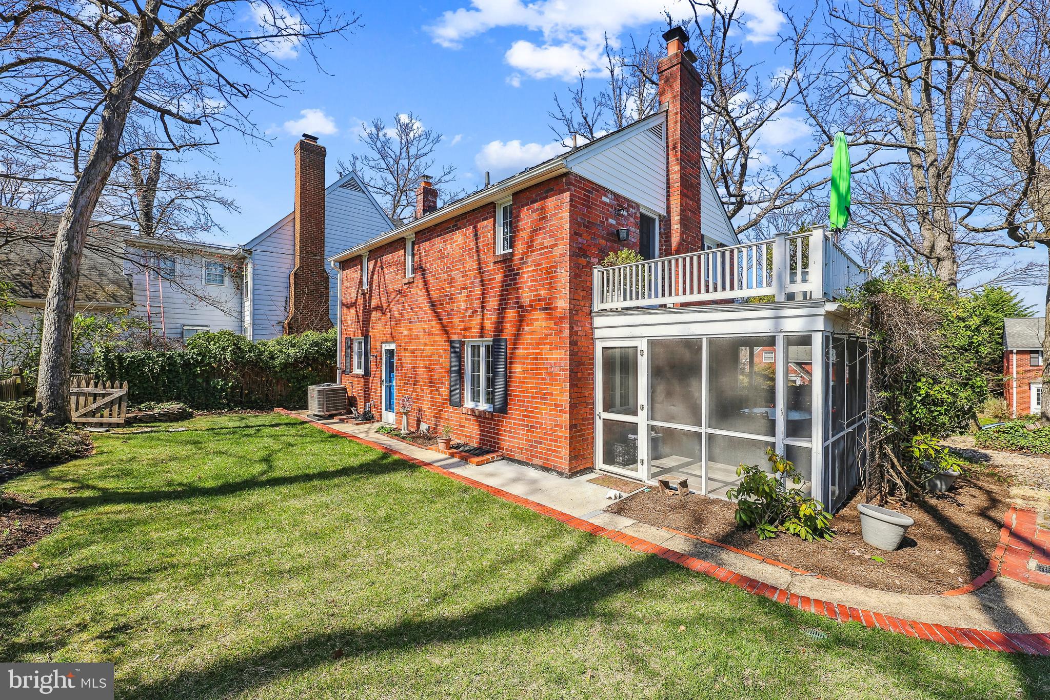712 N Overlook Dr