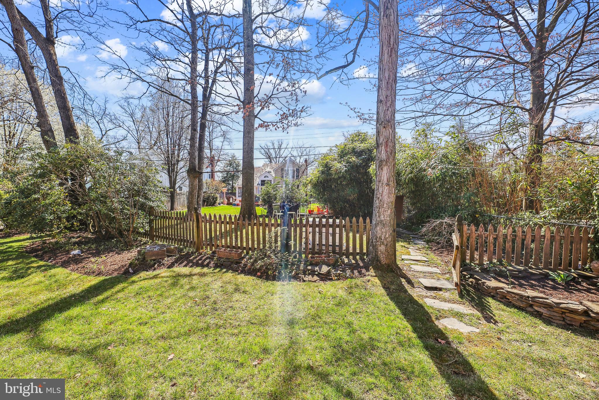 712 N Overlook Dr