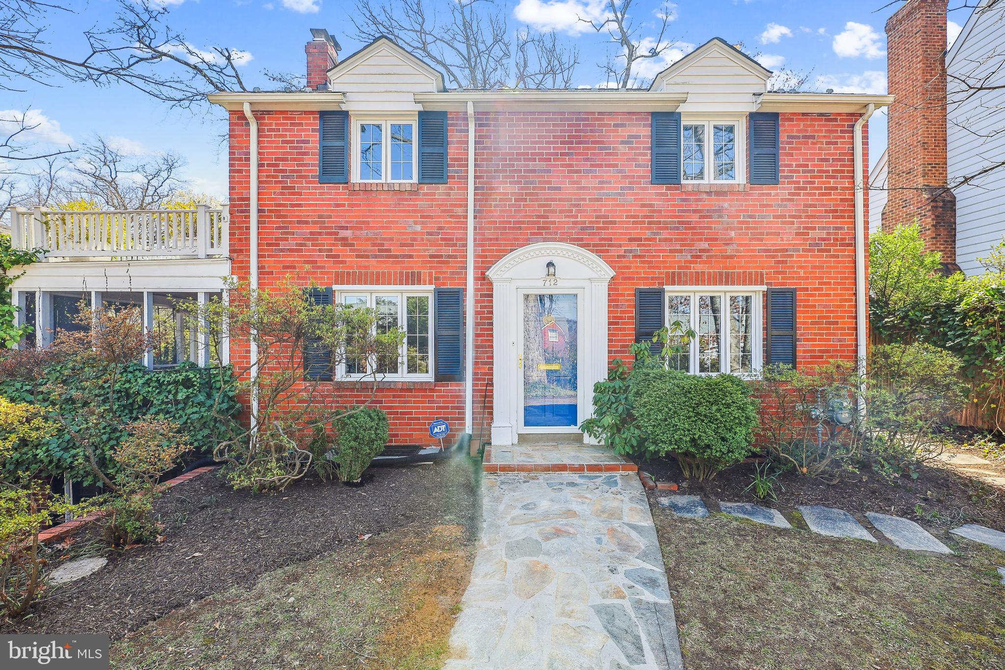 712 N Overlook Dr