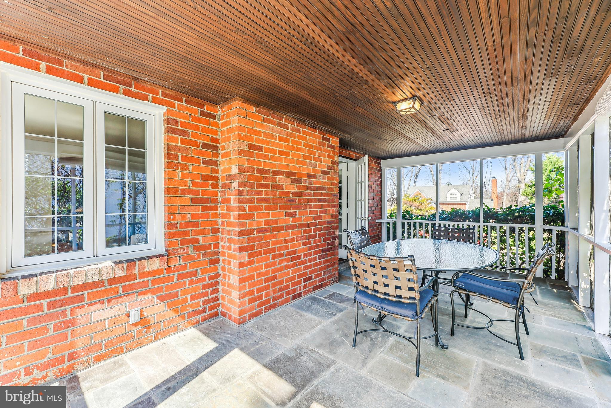 712 N Overlook Dr