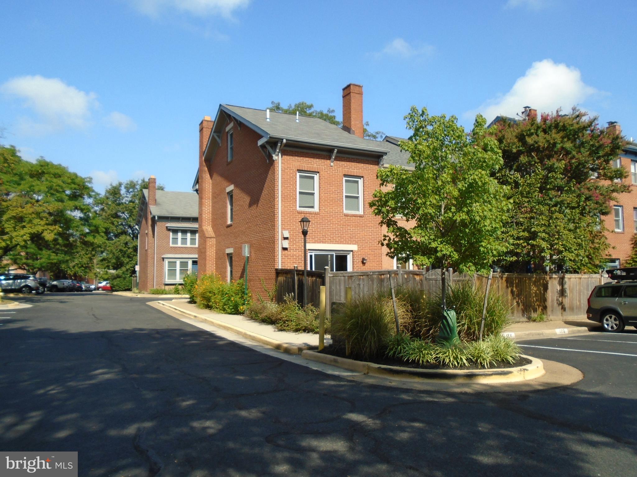 501 Colecroft Ct