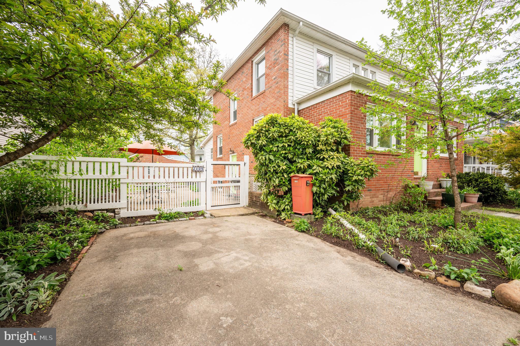 2105 Commonwealth Ave