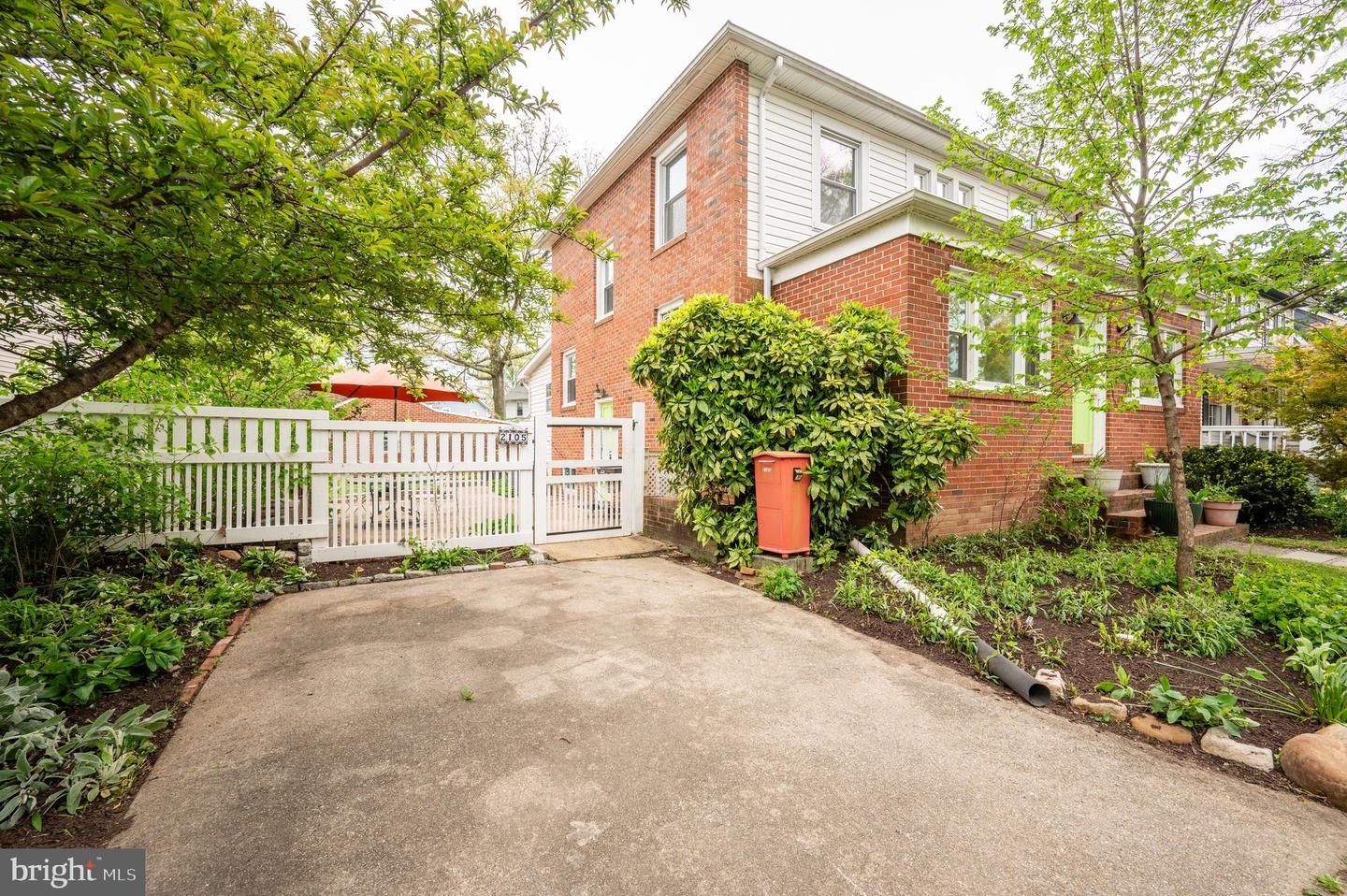 2105 Commonwealth Ave