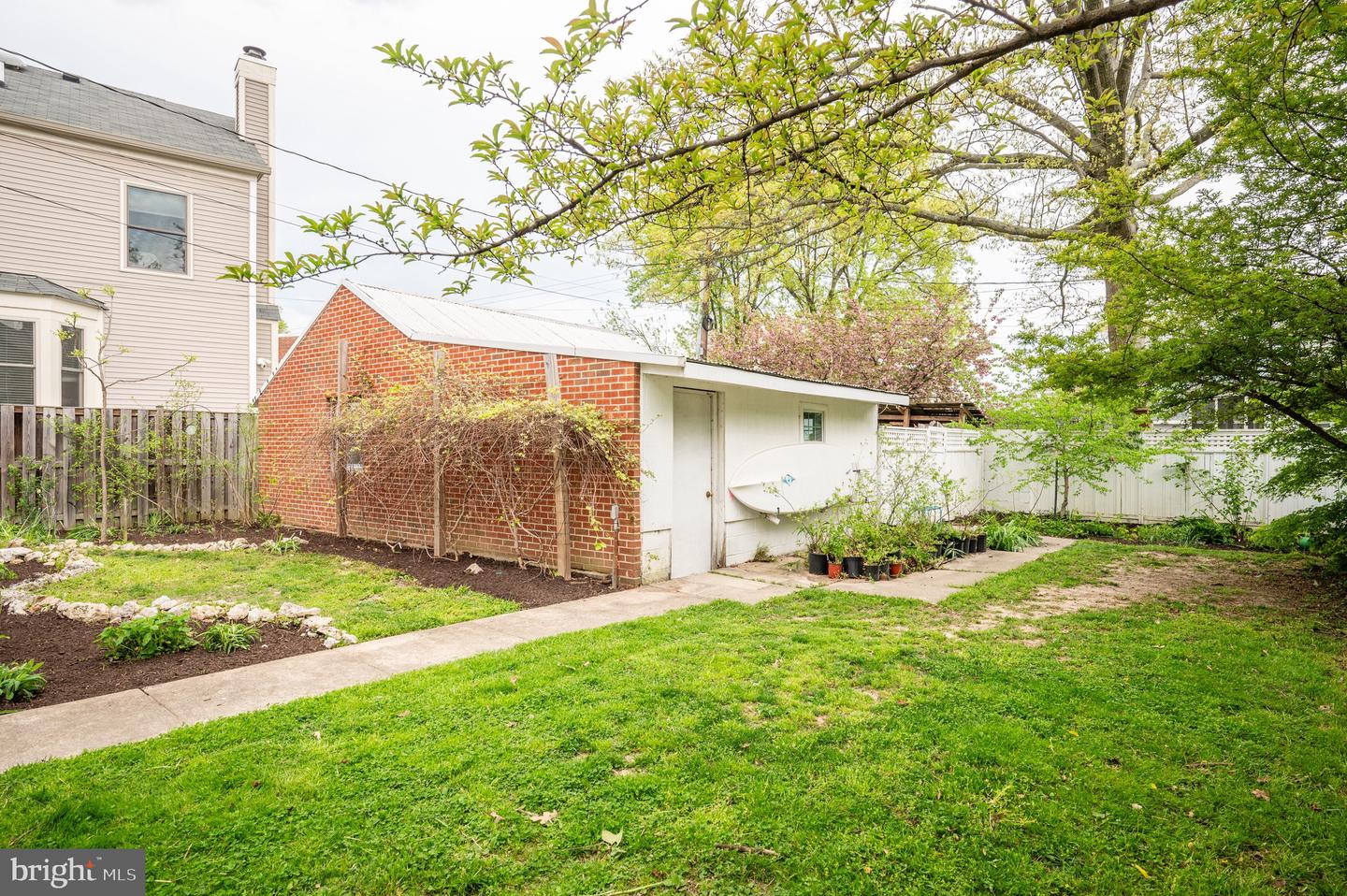 2105 Commonwealth Ave