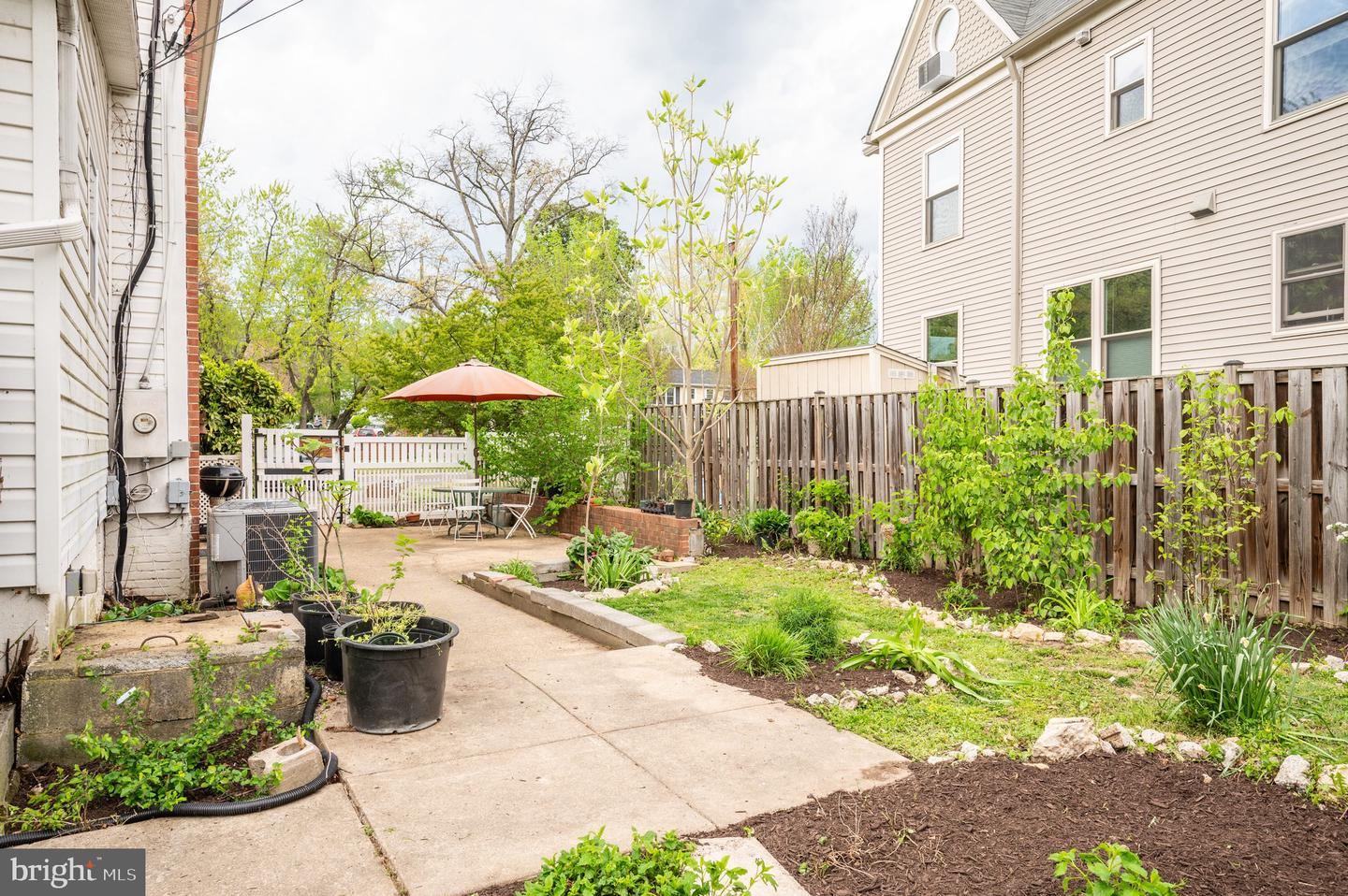 2105 Commonwealth Ave