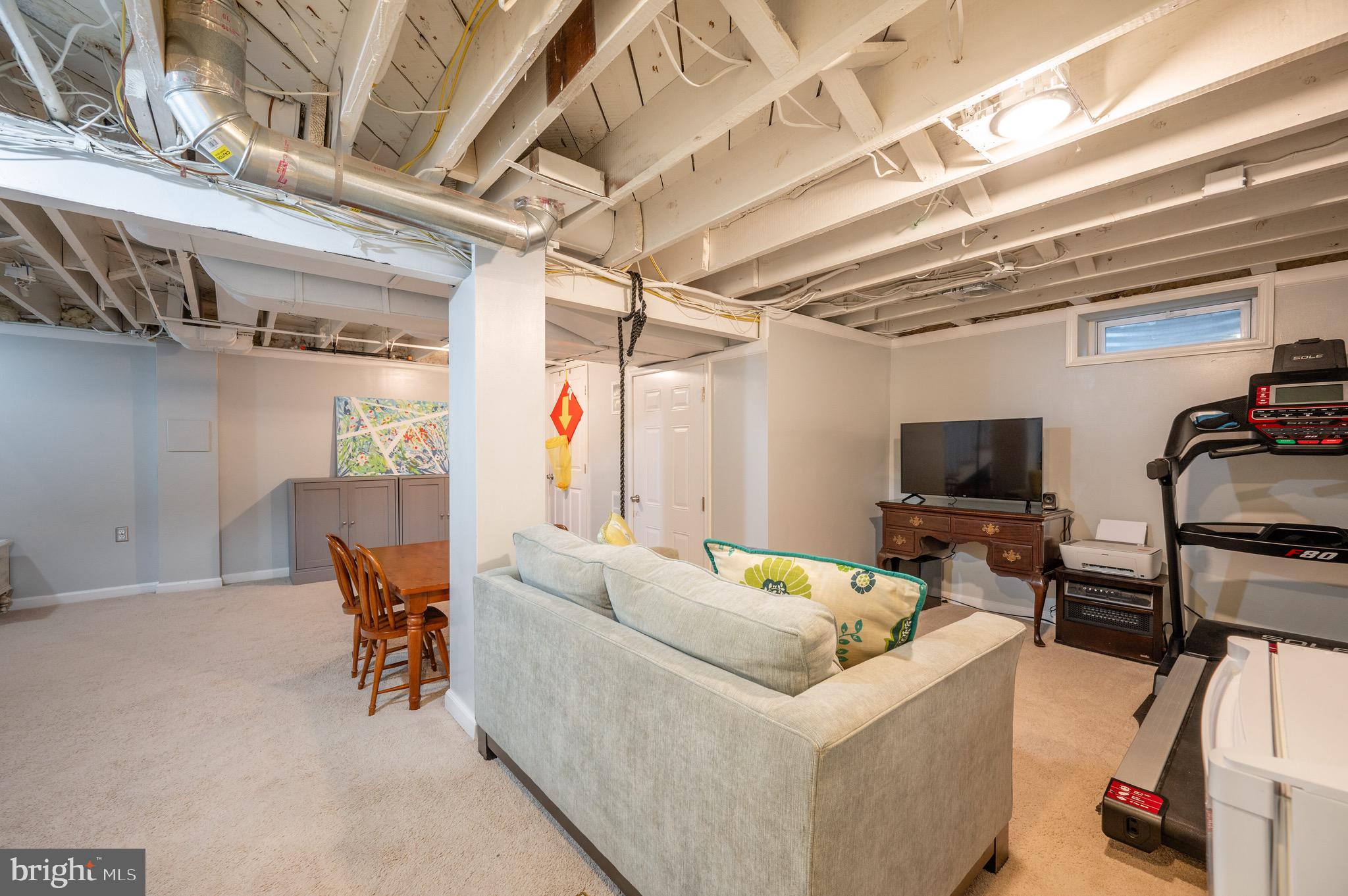 206 Uhler Ter W