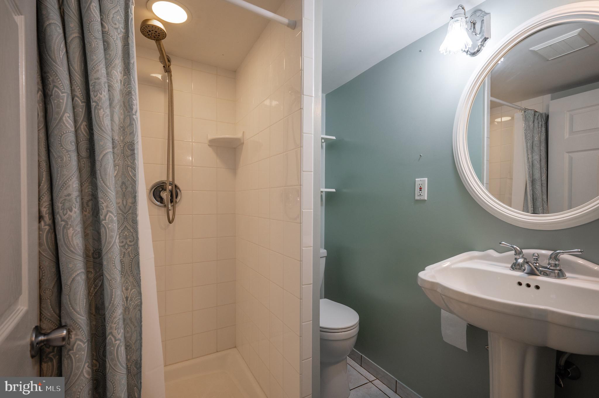 206 Uhler Ter W