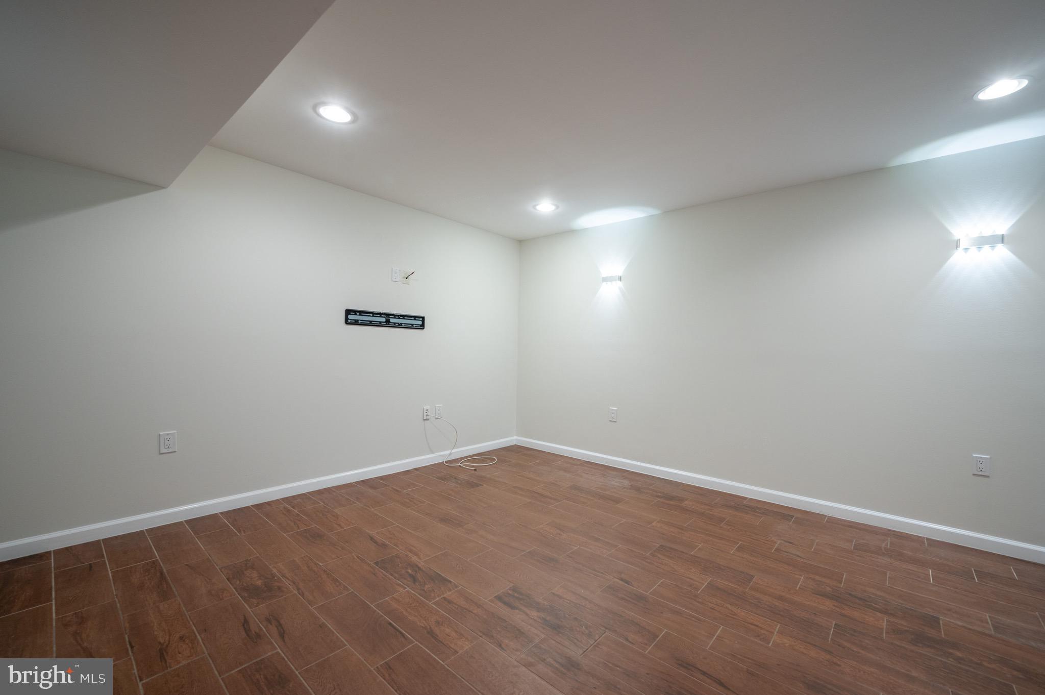 419 E CUSTIS AVE