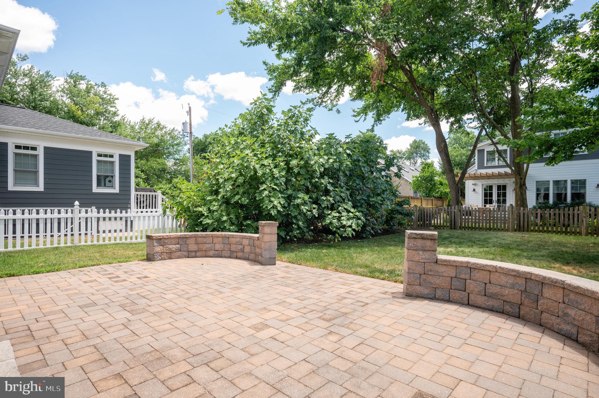 419 E CUSTIS AVE