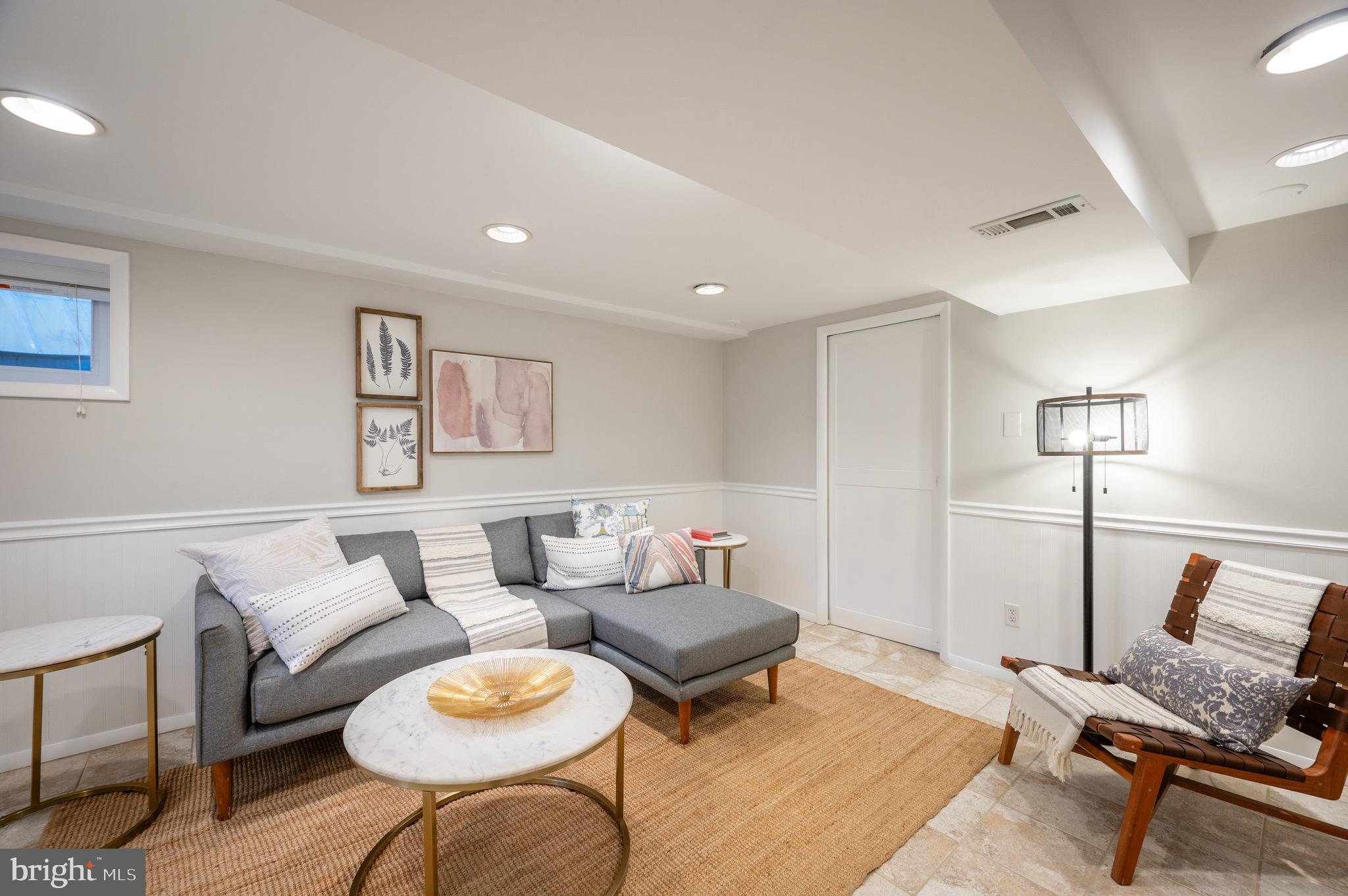 39 E Bellefonte Ave #1/2