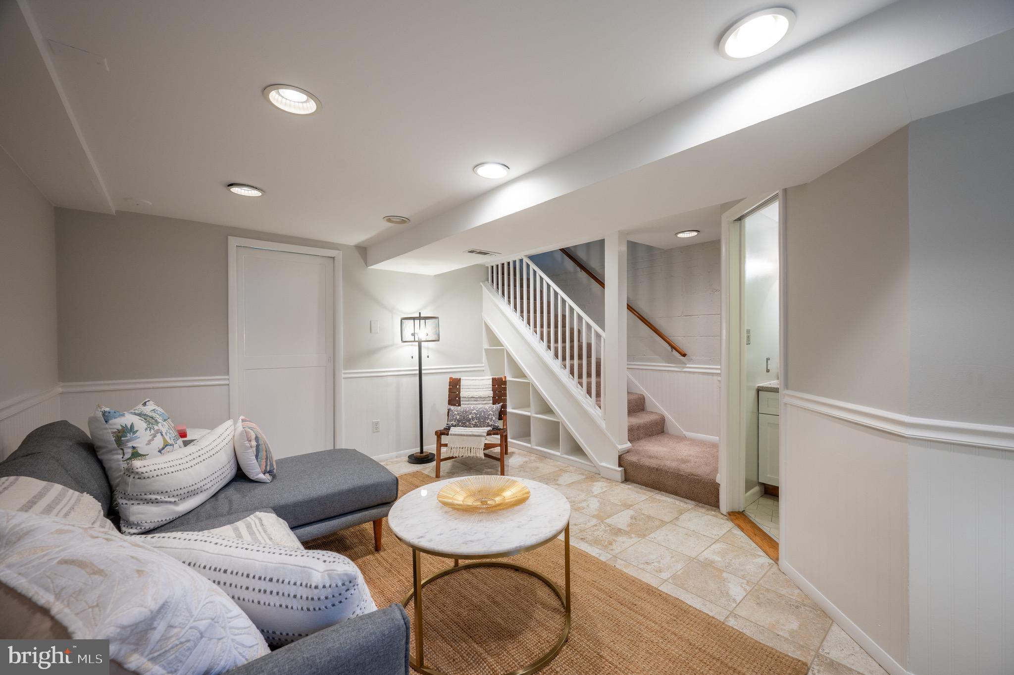 39 E Bellefonte Ave #1/2