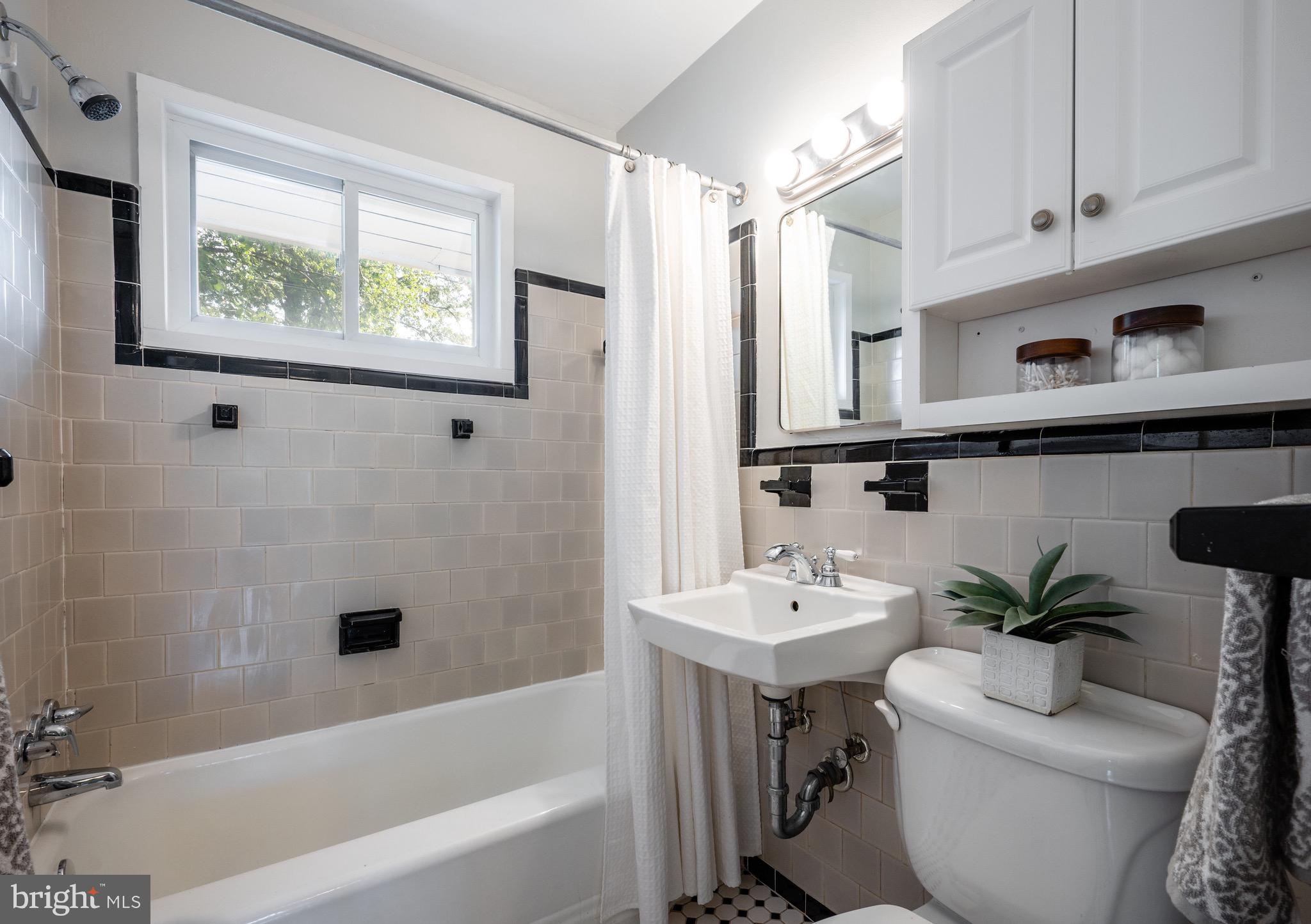39 E Bellefonte Ave #1/2