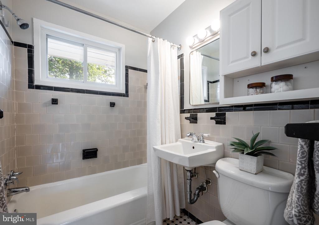 39 E Bellefonte Ave #1/2