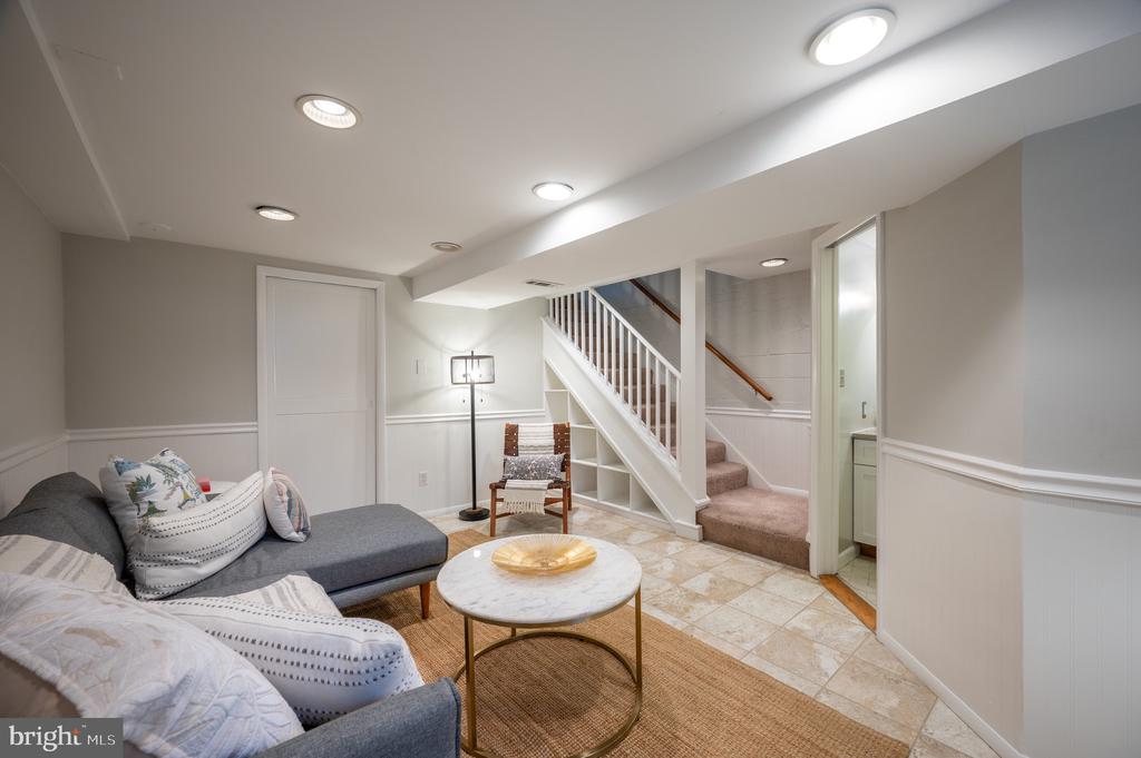 39 E Bellefonte Ave #1/2