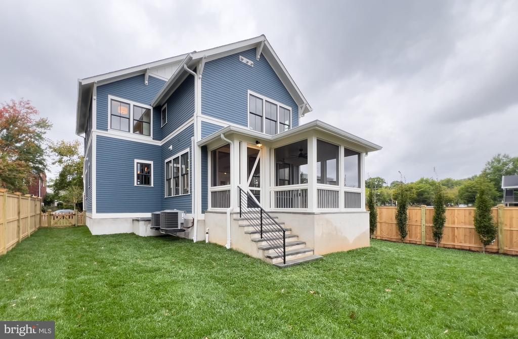110 E Raymond Avenue