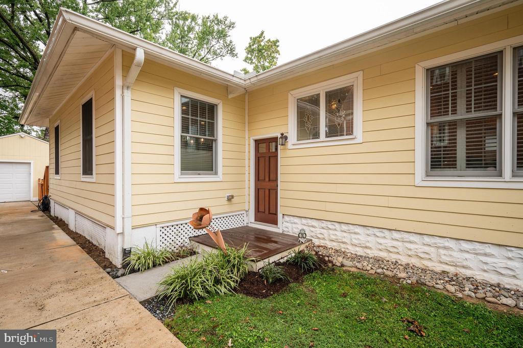 4 W Luray Ave W