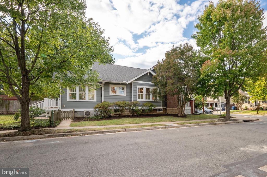223 E Oxford Ave