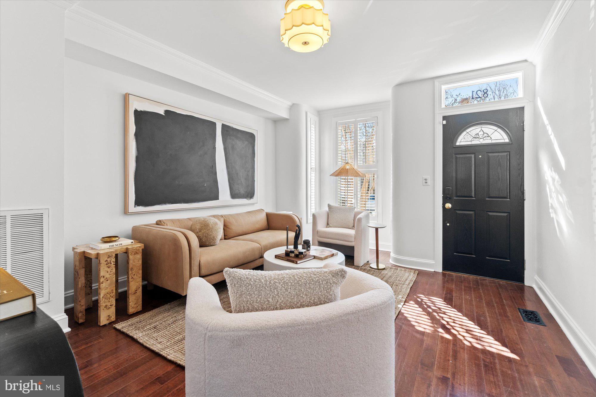 821 Queen St