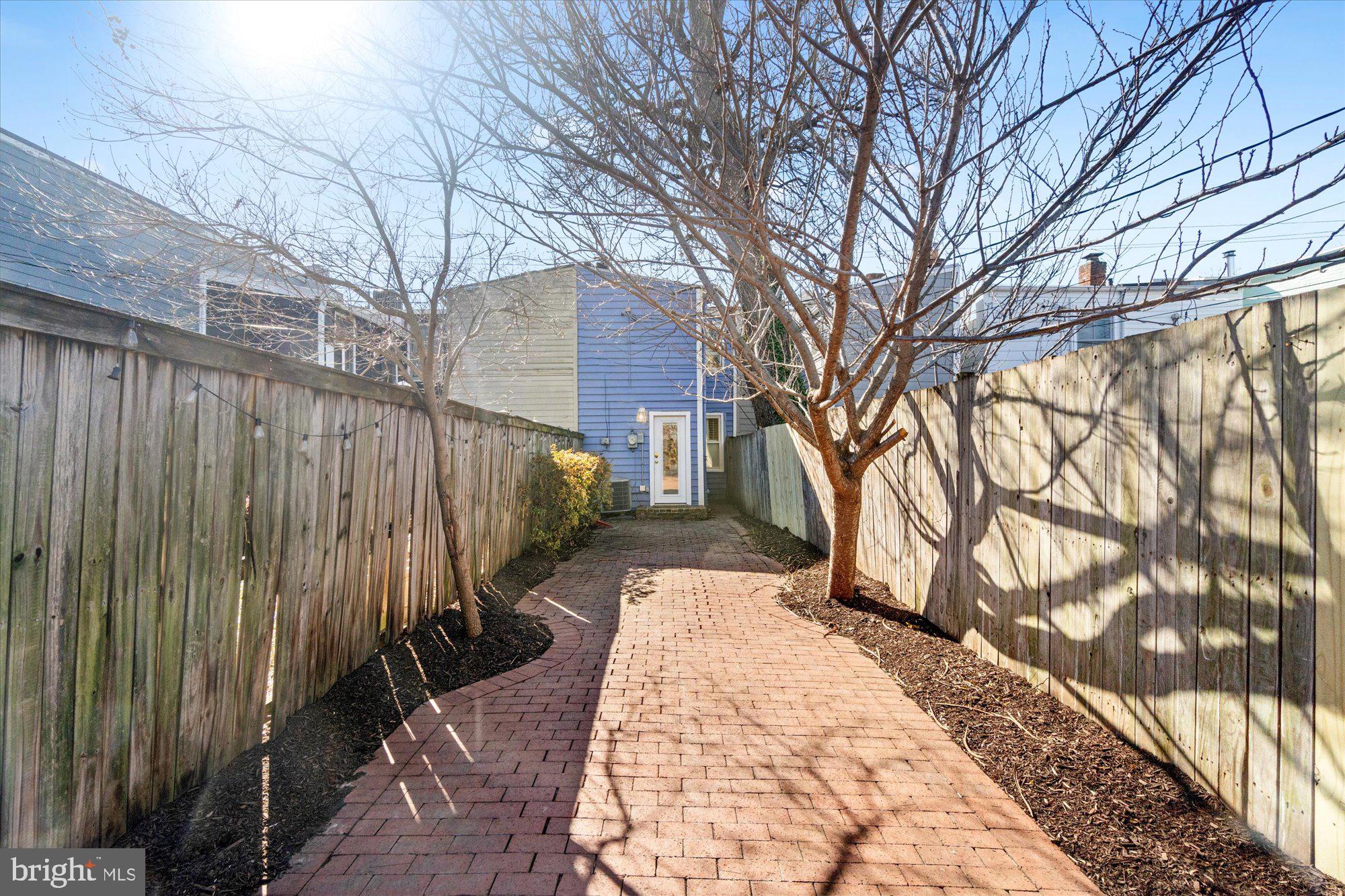 821 Queen St