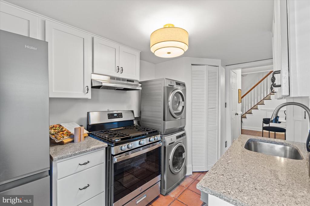 821 Queen St