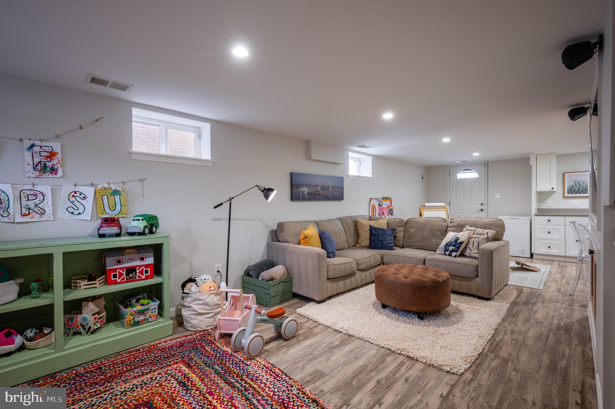 401 E Custis Ave
