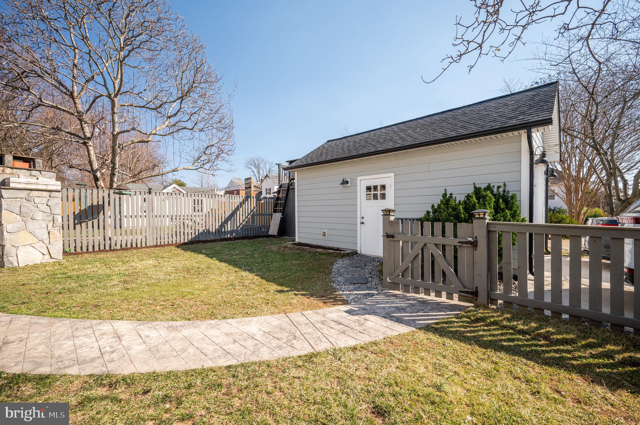 401 E Custis Ave