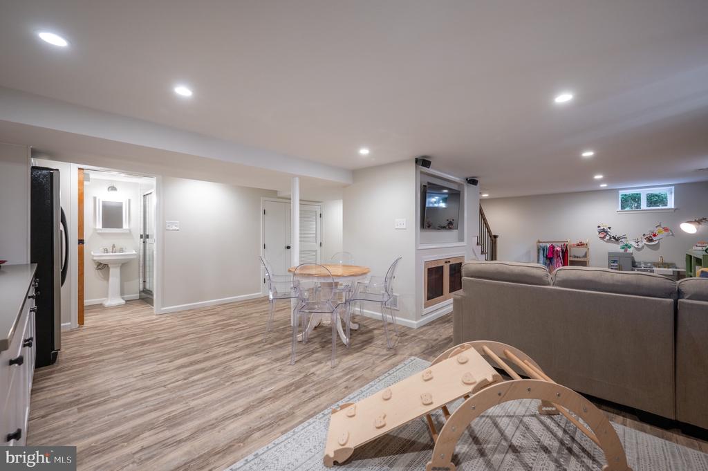 401 E Custis Ave