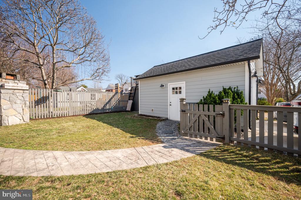 401 E Custis Ave